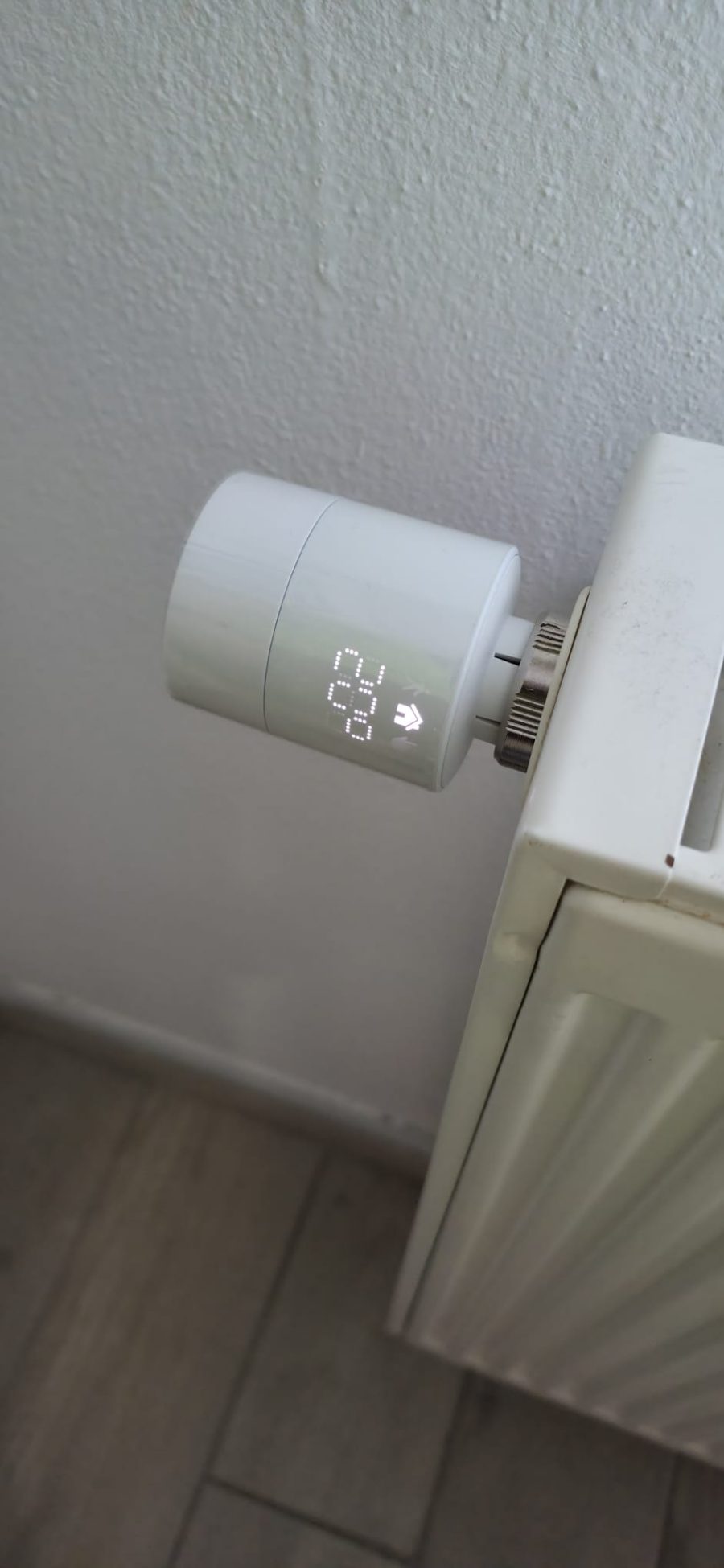 Pametna termostatska glava ugrađena na radijator